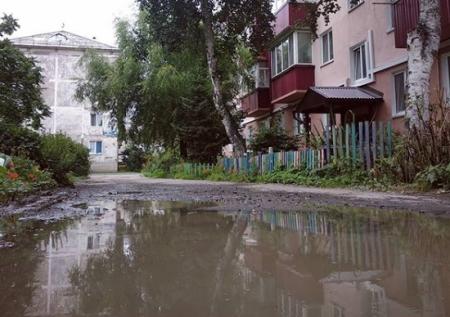 В Южно-Сахалинске коммунальщики засыпали лужу, ставшую звездой Instagram