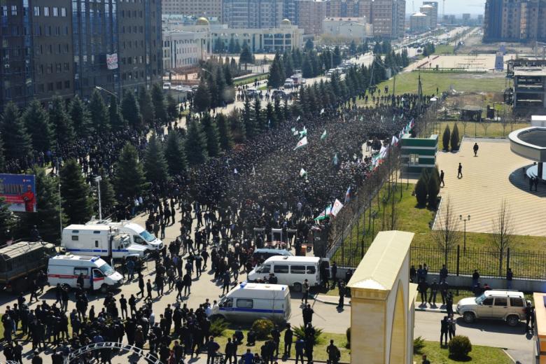 Участники митинга протеста против утверждения проекта закона «О референдуме Республики Ингушетия»