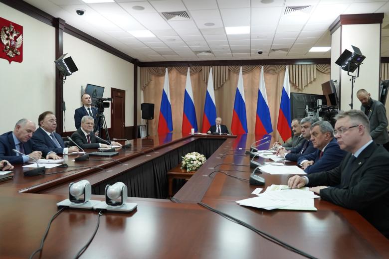 Президент России Владимир Путин (в центре) на заседании Совета по межнациональным отношениям