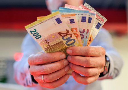 Туристы начали жаловаться на проблемы с европейскими купюрами