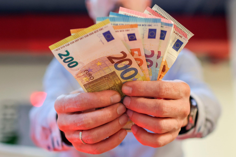 Банкноты евро разного номинала в руках у человека