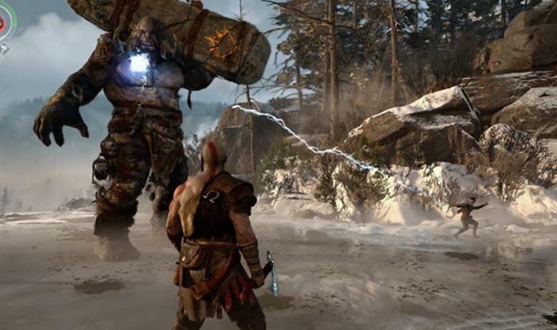 Скриншот предрелизного игрового процесса игры God of War, взятый из трейлера, показанного на E3 2016: Кратос (в центре) и его сын (справа) сражаются с троллем. Сын может помогать в бою, используя лук по команде игрока и основываясь на ориентации камеры.