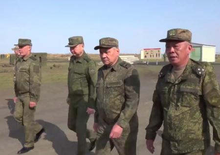 Шойгу проверил боевую подготовку контрактников и добровольцев