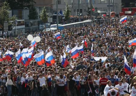 Более 100 тыс. человек пришли в Москве на митинг-концерт в честь Дня флага