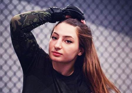 Девушка из клуба Ахмат одержала первую победу в UFC болевым на руку