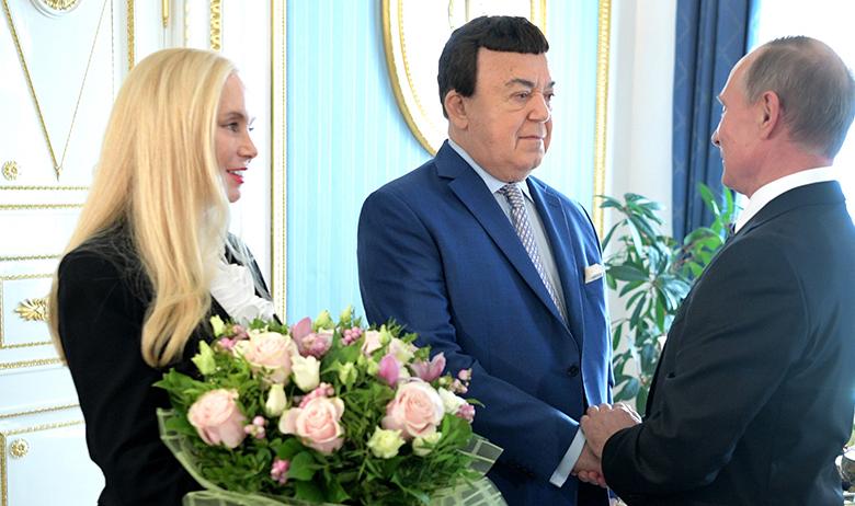 Владимир Путин поздравил Иосифа Кобзона с Днем рождения. Слева – супруга певца Нинель Кобзон.