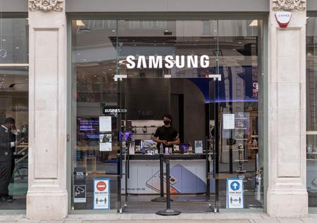 Samsung представил складной смартфон с невидимой камерой