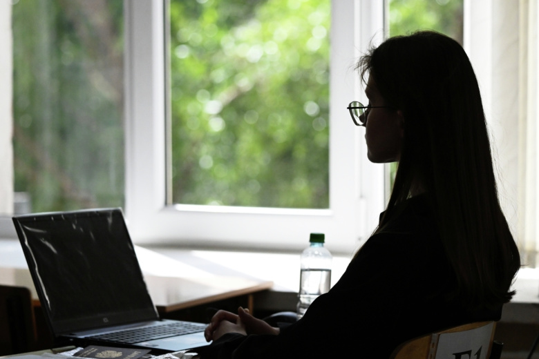 Учащаяся перед началом единого государственного экзамена по информатике