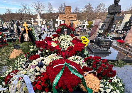 Ритуальщики назвали провокацией ошибку на могильной табличке отца Киркорова