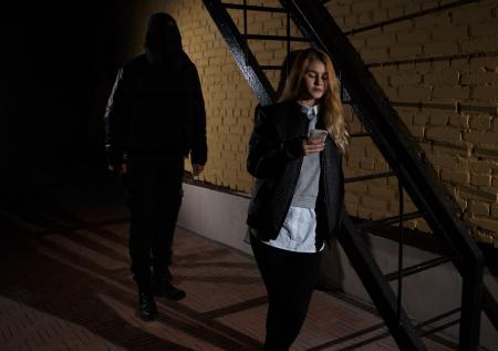 «Дверь-то не открывается»: россиянка сняла на видео преследования мужчины