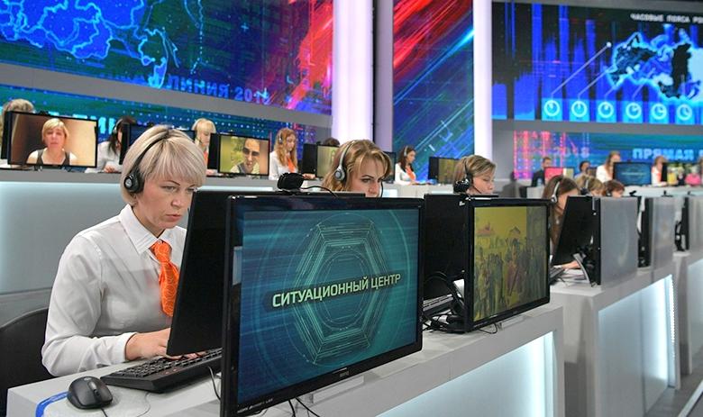 Президент РФ Владимир Путин во время прямой линии