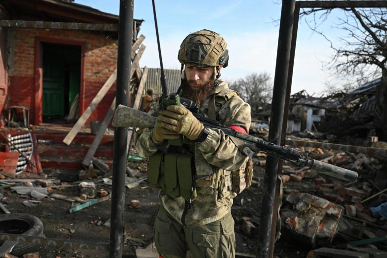Боец подразделения спецназа «Ахмат» в освобожденном селе Мартыновка Суджанского района Курской области