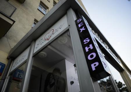 В Москве мужчина обокрал секс-шоп