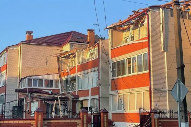 Частично разрушенное здание в городе Судже