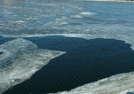 Рыбаков унесло на льдине в открытое море в Магаданской области