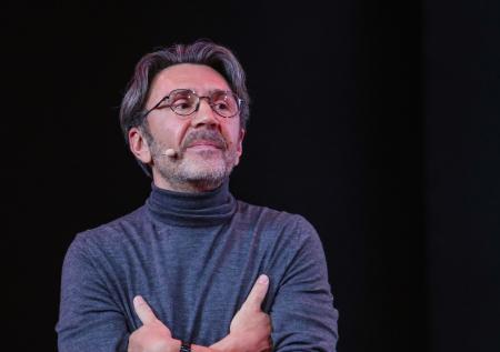 Целил в Собчак, а унизил себя: зачем Шнуров снял клип «Шмарафон»