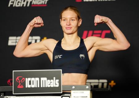 Ударившую тренера девушку — бойца MMA уволили из UFC
