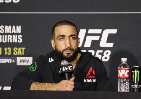 Боец UFC стал объектом расистских оскорблений во время боя