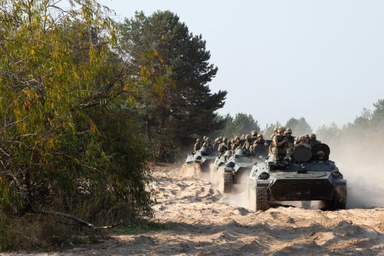 Украинские военнослужащие едут на бронетранспортерах