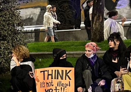Митингующие схлестнулись с полицией в Тбилиси у Дома правительства