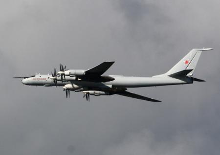 Военный Ту-142 экстренно сел под Вологдой из-за отказа двигателя