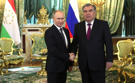 Главы России и Таджикистана поздравили друг друга с юбилеем Победы
