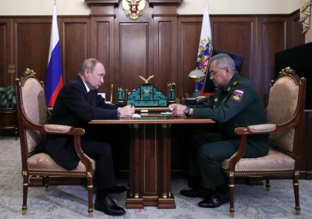 Путин проводит закрытое совещание с Шойгу