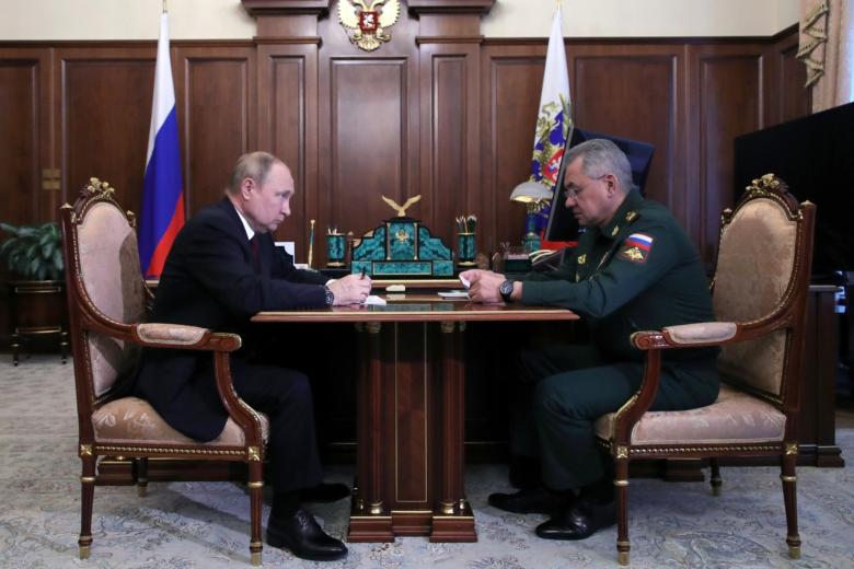 Президент РФ Владимир Путин и министр обороны РФ Сергей Шойгу во время встречи