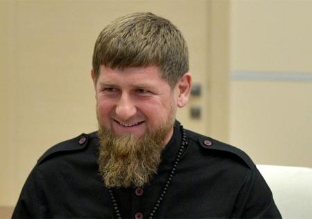 Кадыров стал обладателем копии термокружки Путина