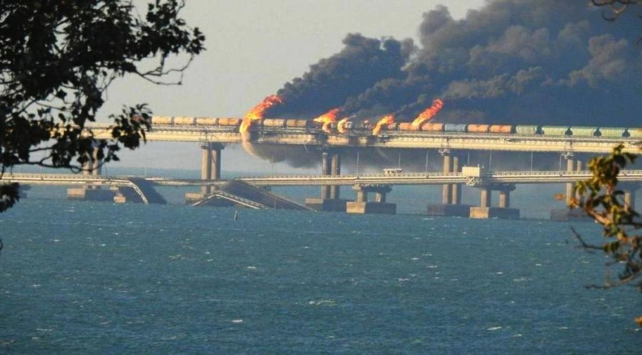 Пожар на Крымском мосту, на автомобильной части которого со стороны Таманского полуострова произошел подрыв грузового автомобиля, повлекший за собой возгорание семи топливных цистерн железнодорожного состава