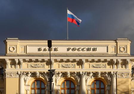 Центробанк установил курс доллара ниже 81 рубля впервые с лета 2023 года