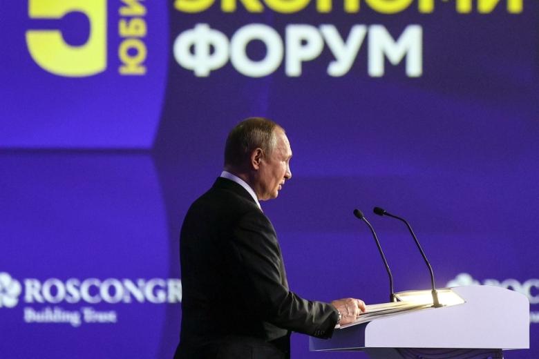Президент РФ Владимир Путин во время пленарного заседания XXV Петербургского международного экономического форума