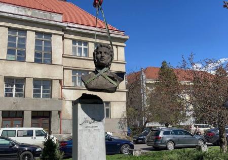 Baza: опубликовано видео сноса памятника Пушкину в Ужгороде