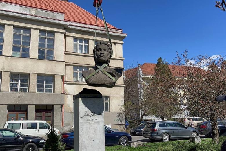 Установка бюста Джо Дассену