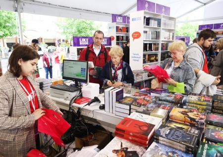 Стало известно, сколько россиян считают книги предметом необходимости