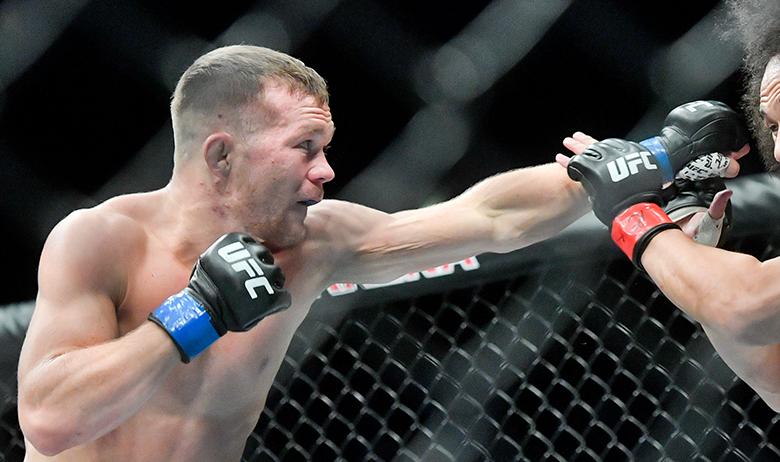 Петр Ян (слева) из России сражается с Джоном Додсоном из США во время UFC Fight Night в Праге, 23 февраля 2019 года в Праге, Чешская Республика