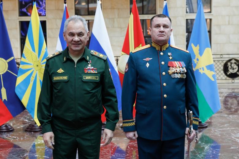 Министр обороны Российской Федерации генерал армии Сергей Шойгу в соответствии с Указом Президента Российской Федерации вручил медаль «Золотая Звезда» командующему группировкой войск «Центр» генерал-полковнику Андрею Мордвичеву