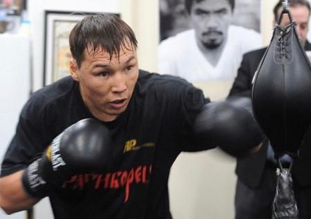 Руслан Проводников подарил Али Багаутинову картонный пояс UFC
