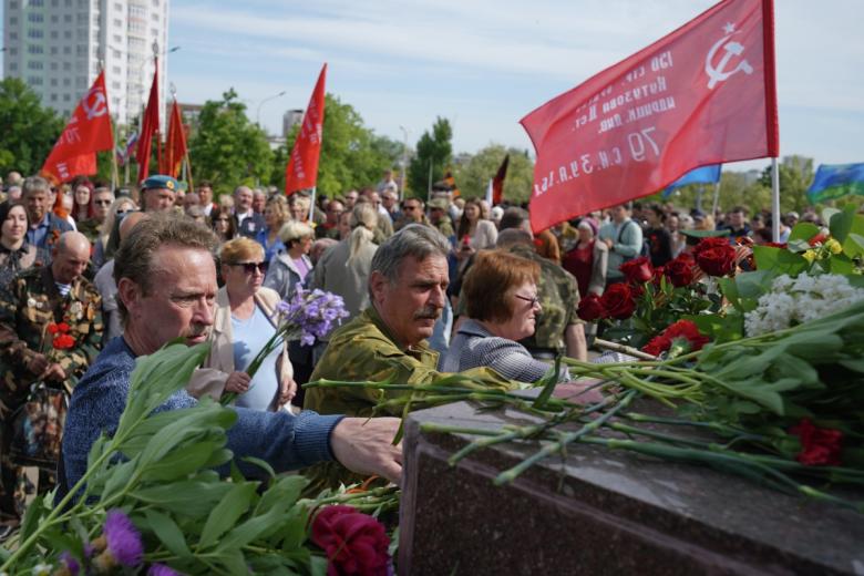 Празднование 79-й годовщины Победы в Великой Отечественной войне на площади у мемориала Освободителям Донбасса в Мариуполе