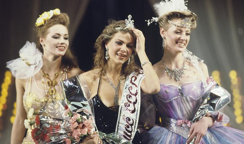 Победительницы 1-го Всесоюзного конкурса красоты «Мисс СССР — 1989»: 1-е место — Юлия Суханова (город Москва, в центре), 2-е место — Анна Горбунова (город Зеленоград, справа), 3-е место — Екатерина Мещерякова (город Пермь, слева). Государственный централь