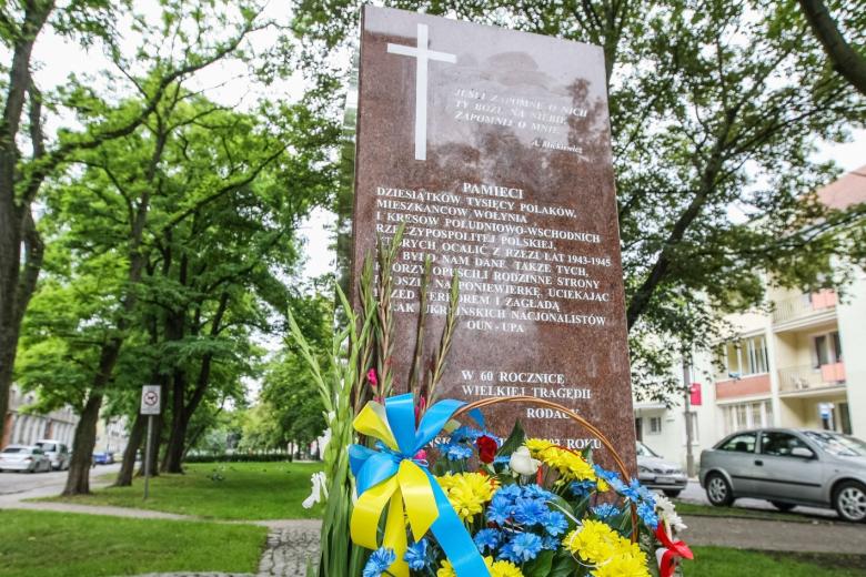 Памятник жертвам резни поляков на Волыни и в Восточной Галиции в Гданьске, Польша