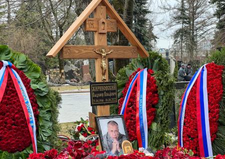«МК»: неизвестные разграбили могилу Жириновского