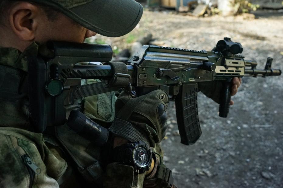 Боец проверяет автомат перед выходом на позицию