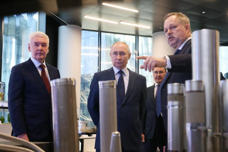 Сергей Собянин, президент РФ Владимир Путин, министр науки и высшего образования РФ Валерий Фальков и ректор МГТУ им. Н. Э. Баумана Михаил Гордин (слева направо) во время посещения МГТУ им. Баумана