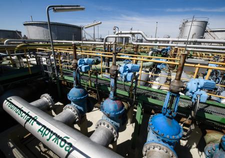 Белоруссия приостановила прокачку российской нефти в Европу