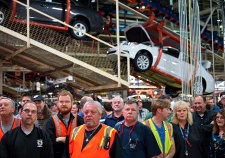 Десятки тысяч работников General Motors в США начали забастовку