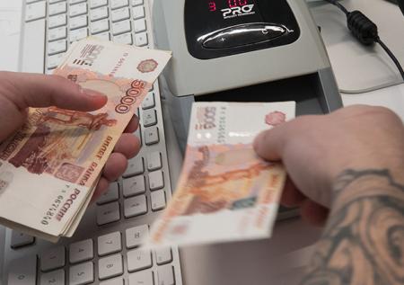 Коллекторы назвали профессии, чьи представители чаще не платят по кредитам 