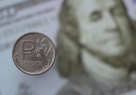 Россиянам рассказали, стоит ли ожидать доллар по 30 рублей