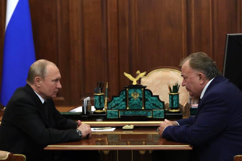 Президент РФ Владимир Путин на встрече с Встреча с Махмудом-Али Калиматовым