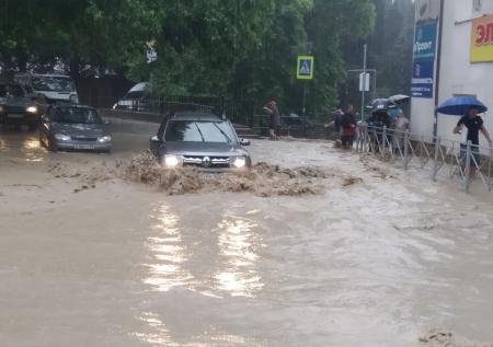 В Ялте потоки воды сносят машины: последствия ночного ливня